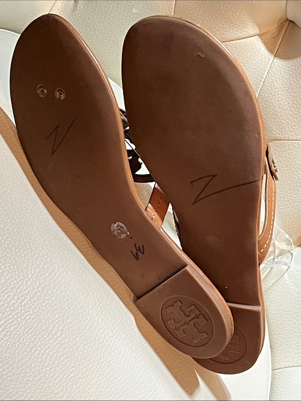 Tory Burch Tan Leather Gold Logo Thong Sandals Beautiful Eye Catching Luxury - Picture 14 of 15